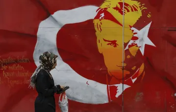 W tle: billbord z turecką flagą i wizerunkiem Kemala Ataturka. Stambuł, 12.04.2017 r. /  / Fot. Emrah Gurel/AP/EASTNEWS