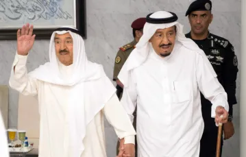 Saudyjski król Salman i emir Kuwejtu Sabah al-Ahmad al-Sabah podczas spotkania w Arabii Saudyjskiej w mieście Dżedda, 6 lipca 2017 r. / Saudi Press Agency / AP / EASTNEWS / 