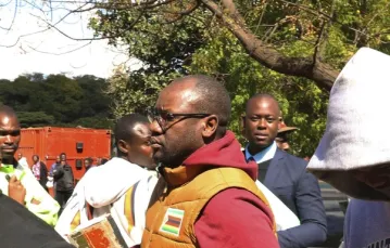 Skuty kajdankami pastor Evan Mawarire przybywa do sądu w Harare (Zimbabwe), 28 czerwca 2017 r. Fot. Tsvangirayi Mukwazhi / AP Photo / East News