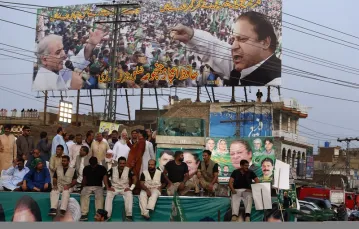Nawaz Sharif (z lewej u góry), wówczas pakistański premier, podczas wiecu w Jhelum w Pakistanie, 10 sierpnia 2017 r. / Fot. Anjum Naveed/ AP Photo /EASTNEWS