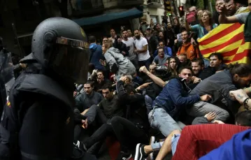 Starcia zwolenników niepodległości Katalonii z policją podczas referendum niepodległościowego. 1 października 2017 r. /  / fot. AP / EAST NEWS