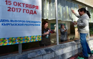 Przygotowywanie lokalu wyborczego w wiosce Bajtik, 20 km od Biszkeku, 13 października 2017 r. / Fot. Wiaczesław Osełedko / AFP PHOTO / East News