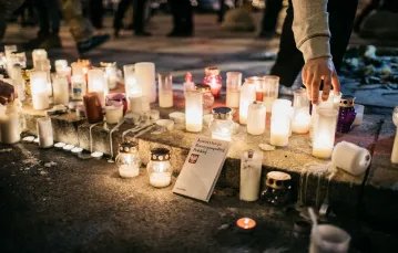 Świeczki w miejscu próby samospalenia, Warszawa, 20 października 2017 r. / Fot. Maciej Stanik / Reporter / East News
