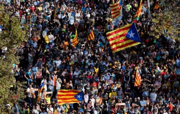 Tłumy przed gmachem katalońskiego parlamentu po ogłoszeniu deklaracji niepodległości, Barcelona, 27 października 2017 r. / Fot. Pau Barrena / AFP / East News