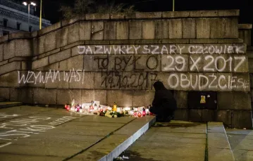 Plac Defilad, Warszawa: miejsce samospalenia Piotra S. 29 października 2017 r. /  / fot. EAST NEWS
