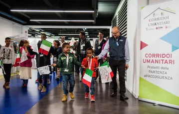 Przywitanie pierwszej grupy imigrantów i uchodźców w ramach korytarzy humanitarnych zorganizowanych przez Wspólnotę Sant'Egidio i Konferencję Episkopatu Włoch, lotnisko Fiumicino, listopad 2017 r. / Fot.Massimiliano Migliorato / East News / 