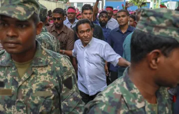 Prezydent Malediwów Yameen Abdul Gayoom w otoczeniu ochroniarzy, Male, 3 lutego 2018 r. / Fot. Mohamed Sharuhaan / AP Photo / East News