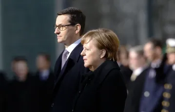 Kanclerz Angela Merkel i premier Mateusz Morawiecki podczas ceremonii powitalnej w Berlinie, 16 lutego 2017 r. / Fot. Ferdinand Ostrop / AP Photo / East News