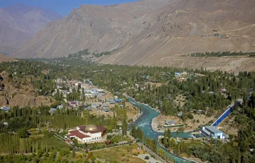 Górny Badachszan w górach Pamir w Tadżykistanie. Widok z lotu ptaka na miasto Chorog. Wrzesień 2016 r. / FOT. UIG Travel and Satelite / East News / 