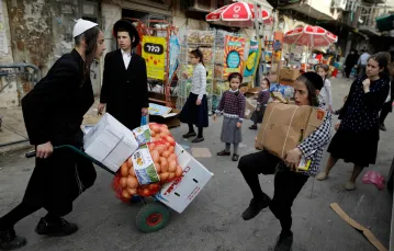 Przygotowania do święta Pesach w ultraortodoksyjnej dzielnicy Jerozolimy Mea Shearim / fot. AFP / EAST NEWS