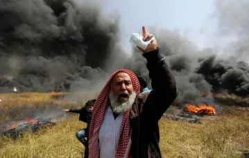 Płonące opony mają chronić Palestyńczyków przez izraelskim ostrzałem, Strefa Gazy, 6 kwietnia 2018 r. / Fot. Ashraf Amra / APAIMAGES / SIPA / East News