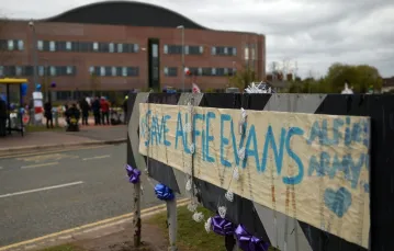 Przed szpitalem Alder Hey w Liverpool’u, 26.04.2018 r. / FOT.OLI SCARFF / AFP/EAST NEWS