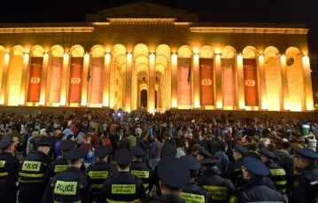Protesty przeciwko najazdom gruzińskiej policji na popularne w stolicy Gruzji nocne kluby oraz wobec obowiązującej polityki narkotykowej. Tbilisi, 13 maja 2018 r. / FOT. VANO SHLAMOV / AFP / EASTNEWS