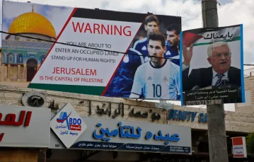 Plakaty wzywające do bojkotu meczu Argentyna-Izrael, Hebron, 5 czerwca 2018 r. / Fot. Hazem Bader / AFP Photo / East News / 