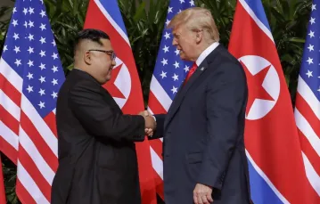 Kim Dzong Un i Donald Trump, Singapur, 12 czerwca 2018 r. / Fot. Evan Vucci / AP Photo / East News / 