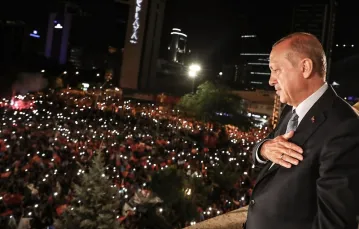 Prezydent Recep Tayyip Erdogan pozdrawia swoich zwolenników zgromadzonych pod siedzibą partii AKP w Ankarze, 24 czerwca 2018 r. / FOT. TURKISH PRESIDENTIAL PRESS SERVICE / KAYHAN OZER / AFP PHOTO / EAST NEWS / 