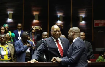Jacob Zuma (z lewej) w rozmowie z prawnikiem podczas jednego z procesów korupcyjnych, Johannesburg, lipiec 2018 r. / Fot. Phill Magakoe / AFP / East News  / 
