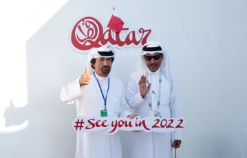Mężczyźni pozują w specjalnym pawilonie, który ma zapraszać na Mistrzostwa Świata w Katarze w 2022 roku. Moskwa, 12 lipca 2018 r. /  / Fot. Maxim ZMEYEV / AFP / EAST NEWS