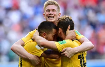 Belgowie Eden Hazard, Dries Mertens i (nad nimi) Kevin De Bruyne cieszą się z wygranej nad Anglikami, 14 lipca 2018 r. / Fot. Giuseppe Cacace / AFP Photo / East News / 