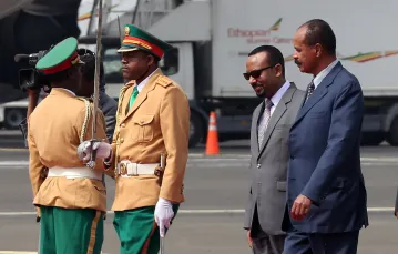 Przywódca Erytrei Isaias Afewerki (z prawej) podejmowany w Addis Abebie przez premiera Etiopii Ahmeda Abiya, lipiec 2018 r. / Fot. AA / ABACA / EAST NEWS / 