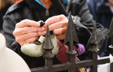 Dziecięce buciki na kościelnych budynkach w ramach akcji Baby Shoes Remember, przygotowanej w Polsce przez fundację Nie lękajcie się / Fot. Agnieszka Śnieżko / East News / 