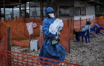 Kongijski pielęgniarz z czterolatkiem zarażonym wirusem Eboli, Butembo, 4 listopada 2018 r. / Fot. John Wessels / AFP / East News / 