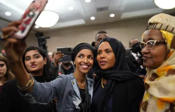 Ilhan Omar robi selfie ze swoimi zwolennikami po wygranych dla niej wyborach do Kongresu, Minneapolis, 6 listopada 2018 r. / Fot. Star Tribune/Associated Press/East News / 