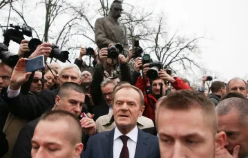 Donald Tusk pod pomnikiem Piłsudskiego, Warszawa, 11 listopada 2018 r. / Fot. Beata Zawrzel / Reporter / East News / 