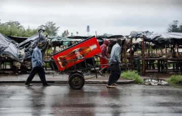 Na ulicy Harare po protestach przeciwko podwyżkom cen benzyny, styczeń 2019 r. / Fot. JEKESAI NJIKIZANA / AFP / EAST NEWS / 