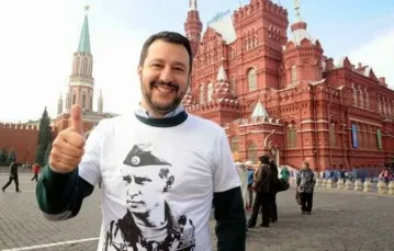 Matteo Salvini w koszulce z wizerunkiem Władimira Putina na placu Czerwonym w Moskwie / Fot. Laski Diffusion / East News / 