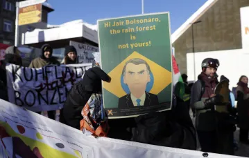 Demonstracja przeciwko polityce prezydenta Jaira Bolsonaro wobec Puszczy Amazońskiej podczas Światowego Forum Gospodarczego w Davos, styczeń 2019 r. / Fot. Markus Schreiber / AP/Associated Press/East News / 
