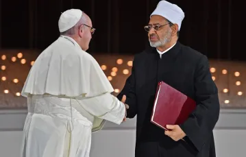 Papież Franciszek i Wielki Imam uniwersytetu Al-Azhar, Sheikh Ahmed al-Tayeb po podpisaniu wspólnej deklaracji. Abu Zabi 4 luty 2019 r. / / FOT. VINCENZO PINTO/AFP/East News