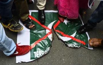 Protestujący na ulicach Nowego Delhi niszczą flagę Pakistanu. Do protestów doszło po samobójczym zamachu bombowym w indyjskiej części Kaszmiru 14 lutego w którym zginęło ponad 40 indyjskich żołnierzy. 17 luty 2019 r. /  / FOT. SAJJAD HUSSAIN / AFP / EASTNEWS
