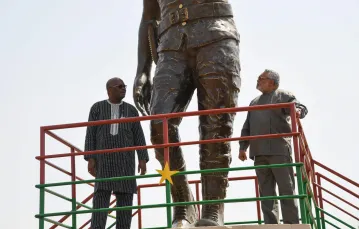 Prezydent Ghany Jerry Rawlings (po prawej) oraz prezydent Burkina Faso Roch Marc Christian Kabore pozują przy pomniku Thomasa Sankary, który przejął władzę w Burkina Faso wskutek zamachu stanu w 1983 r. Wagadudu, marzec 2019 r. Fot. ISSOUF SANOGO/AF / 