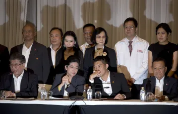 Przywódcy partii Na rzecz Tajów (ich kandydat na premiera, Sudarat Keyuraphan, drugi od lewej) w trakcie rozmów o zawiązaniu koalicji rządowej, Bangkok, 27 marca 2019 r. / Fot. Gemunu Amarasinghe / AP Photo / East News / 
