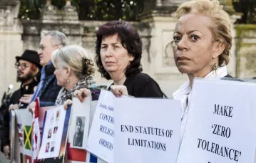 Protesty przedstawicieli organizacji reprezentujących ofiary molestowania przed benedyktyńskim opactwem San Anselmo na Awentynie, Rzym, 22 lutego 2019 r. / Fot. Domenico Stinellis / AP Photo / East News / 