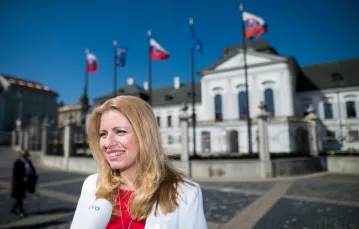 Prezydent elekt Zuzana Čaputová przed pałacem prezydenckim w Bratysławie, 31 marca 2019 r. / /  FOT. VLADIMIR SIMICEK/AFP/East News