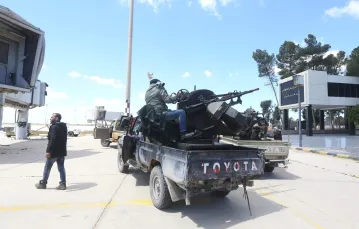 Żołnierze armii rządowej patrolują okolice lotniska w Tripoli, w oczekiwaniu na szturm sił Chalify Haftara, 8 kwietnia 2019 r. / Fot. Mahmud Turkia / AFP / East News / 