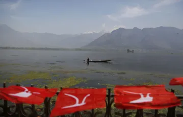 Flagi partyjne na brzegu jeziora Dal w rejonie Kaszmiru, który jest kontrolowany przez Indie, tuż przed wyborami krajowymi, kwiecień 2019 r. /  / Fot. Mukhtar Khan / AP/Associated Press/East News