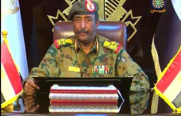 Generał-porucznik Abdel Fattah al-Burhan przemawia w sudańskiej telewizji, 13 kwietnia 2019 r. / AFP PHOTO / HO / SUDAN TV / EAST NEWS / 