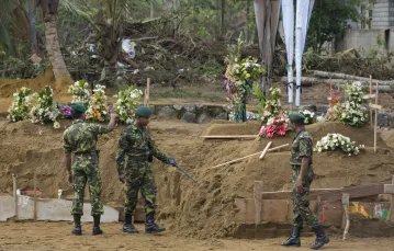 Lankijscy żołnierze przy masowych grobach w Negombo, Sri Lanka, 24 kwietnia 2019 r. / /  Fot. Gemunu Amarasinghe / AP/Associated Press/East News