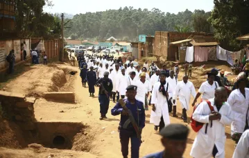 Lekarze i pracownicy służby zdrowia maszerują w mieście Butembo we wschodnim Kongu po tym, jak napastnicy zastrzelili epidemiologa z Kamerunu, który pracował dla WHO, 24 kwietnia 2019 r. /  / Fot. Al-hadji Kudra Maliro / AP / Associated Press / East News