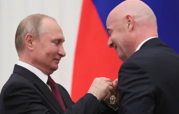 Władimir Putin dekoruje prezydenta FIFA Gianniego Infantino "orderem przyjaźni", Moskwa, 23 maja 2019 r. / Fot. EVGENIA NOVOZHENINA / AFP / EAST NEWS / 