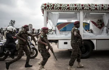 Żołnierze eskortują trumnę ÉtienneTshisekedi podczas ceremonii żałobnej w Kinszasie, 31 maja 2019 r. / /  Fot. John WESSELS / AFP / EAST NEWS