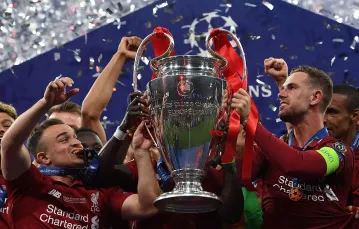 Piłkarze Liverpoolu z pucharem za zwycięstwo w Champions League, Madryt, 1 czerwca 2019 r. / Fot. Paul Ellis / AFP / East News / 