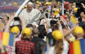 Papież Franciszek w drodze do miasta Blaj, by odprawić wieńczącą pielgrzymkę do Rumunii greckokatolicką Boską Liturgię, 2 czerwca 2019 r. / / FOT. Vadim Ghirda / AP/Associated Press/East News