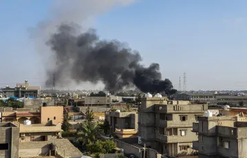 Obłoki dymu na południe od Tripoli po ataku lotniczym sił Chalifa Haftar, 29 czerwca 2019 r. / /  FOT. MAHMUD TURKIA/AFP/East News