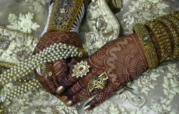 Panna młoda w tradycyjnym stroju ślubnym, Kaszmir, na północ od miasta Śrinagar, wrzesień 2019 r. / FOT. INDIA-KASHMIR-PAKISTAN-MARRIAGE FOCUS by Jalees ANDRABI / FOT. TAUSEEF MUSTAFA/AFP/East News / 