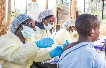 Mężczyzna przyjmuje szczepionkę z powodu podejrzenia eboli, Butembo, Demokratyczna Republika Konga, 27 licpa 2019 r. /  / JC Wenga / Anadolu Agency/ABACAPRESS.COM/East News