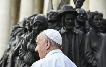 Papież Franciszek przy pomniku uchodźców, Watykan, 29 września 2019 r. / Fot. AFP Pool / Associated Press / East News / 